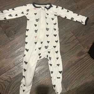 Bestaroo Bamboo White Footed One-Piece Pajama with Black Heart Print 0-3 months